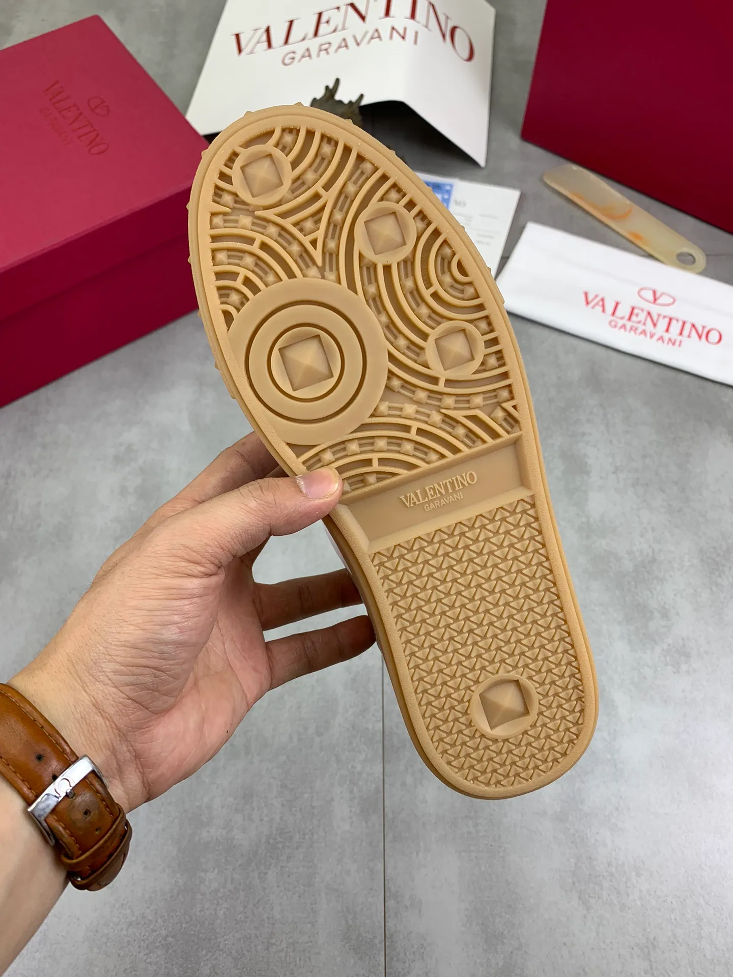 Men's Men's Shoes P520 New Couple Style Valentino Valentino 2025/UPVILLAGE Couple Casual Sports Shoes Moral Training Shoes 🆚Professional high-end, perfect replica, first-class quality, all made of original 1:1 materials, exclusive mold opening! 🎁Full set of high-end packaging at the counter ✔️Fabric: high mercerized cowhide ✔️Outsole: TPU material outsole ✔️Size: female 35-40 male 39-45 (female 41 male 38.46) 🆚All details are customized at 1:1 mold, striving for perfection!